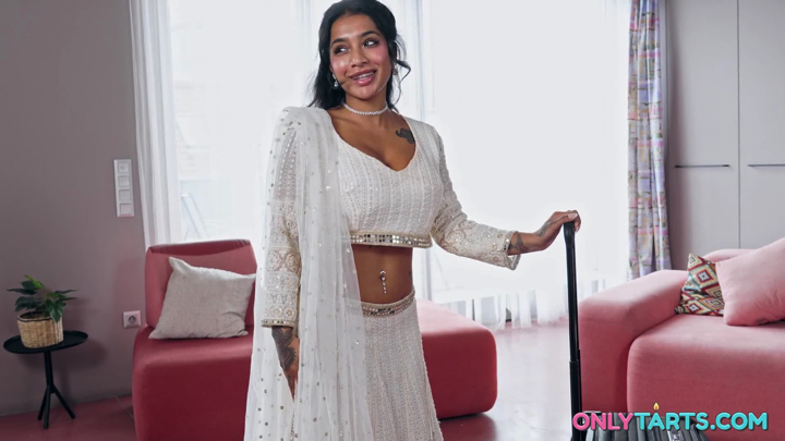 Yasmina Khan